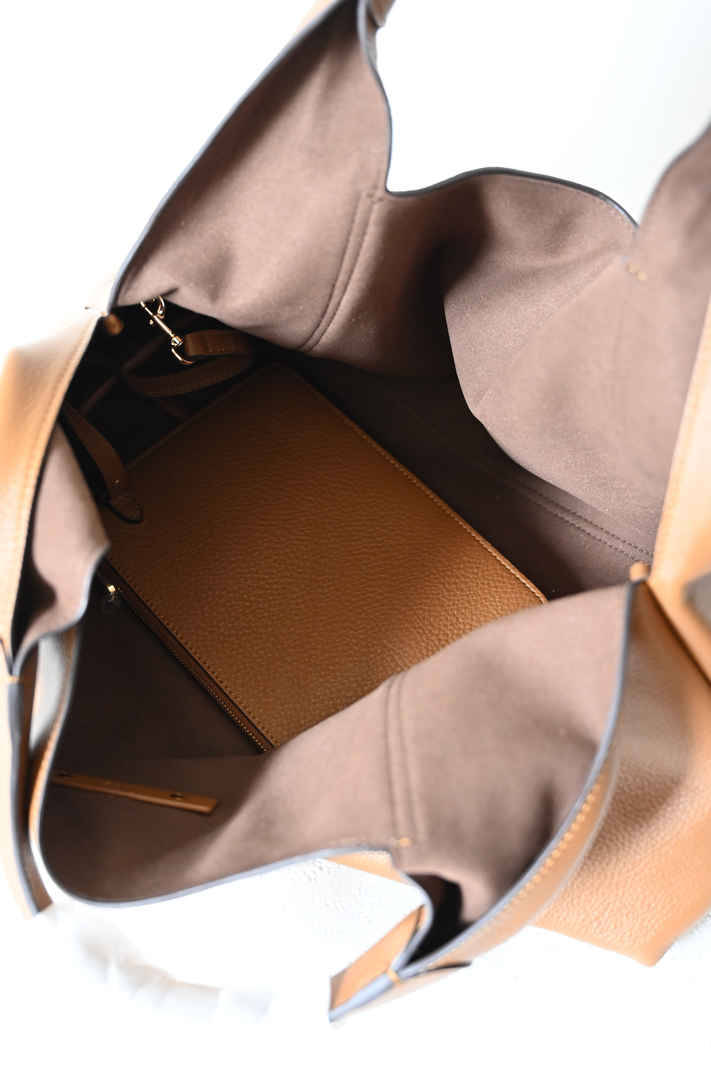 Gucci Softbit Maxi Shoulder Bag in Brown Leather