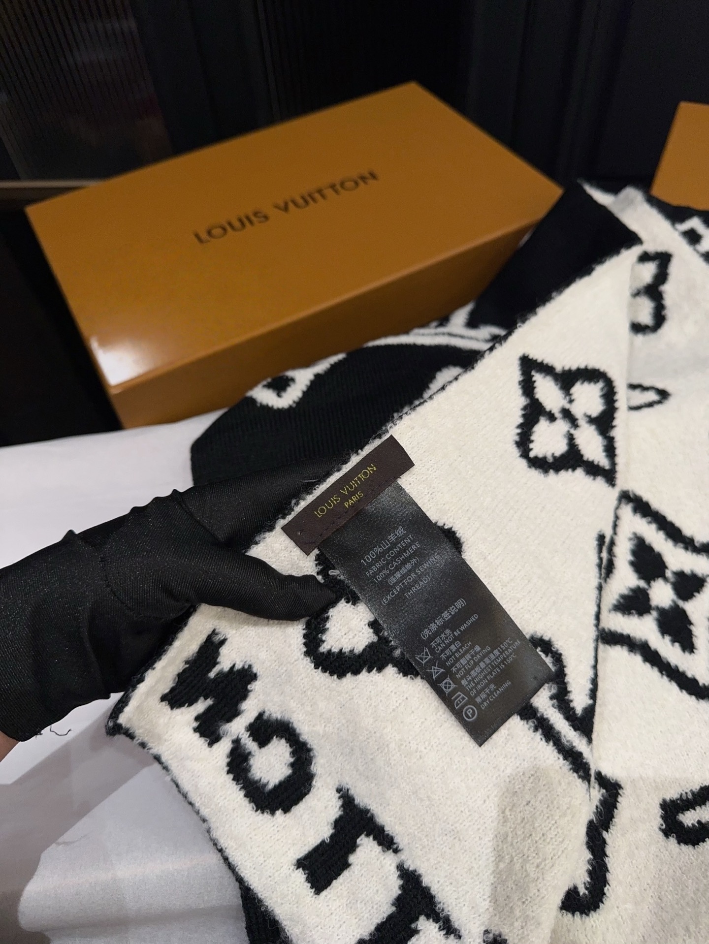 LOUIS VUITTON M96963 Monogram Blast Knitted Scarf