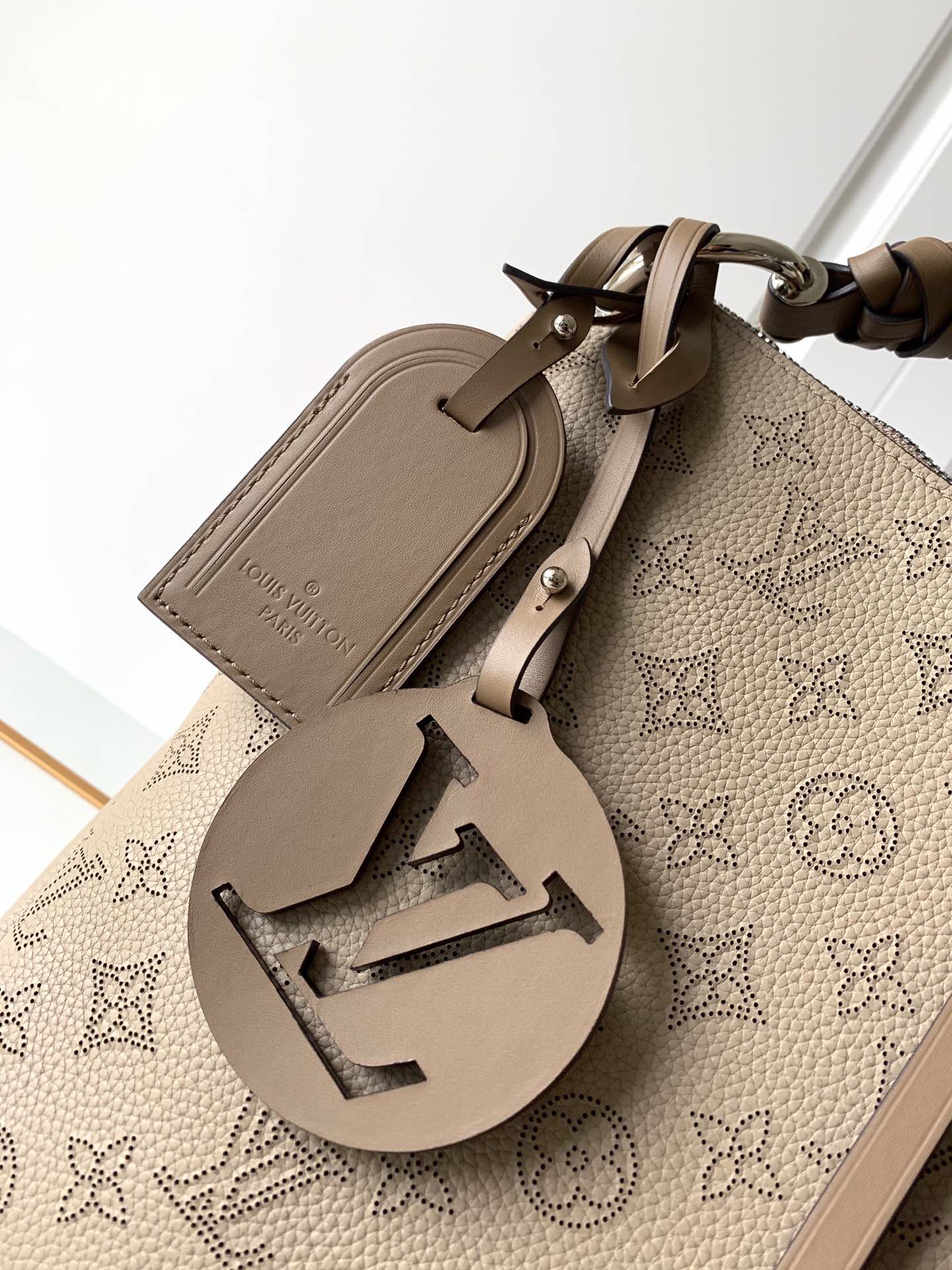 Louis Vuitton M56084 Beaubourg Hobo MM