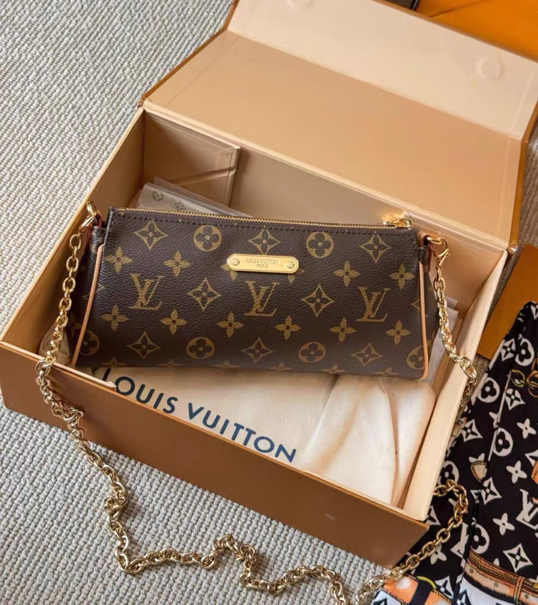 LOUIS VUITTON M13567 Pochette Eva