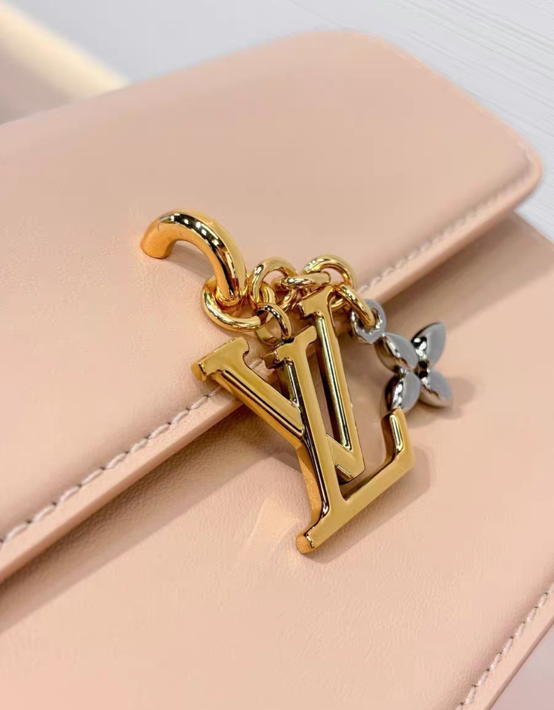LOUIS VUITTON M14581 Wallet On Chain LV Bloom
