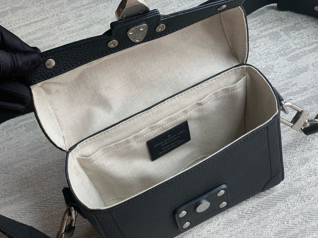 LOUIS VUITTON M11516 Soul Trunk