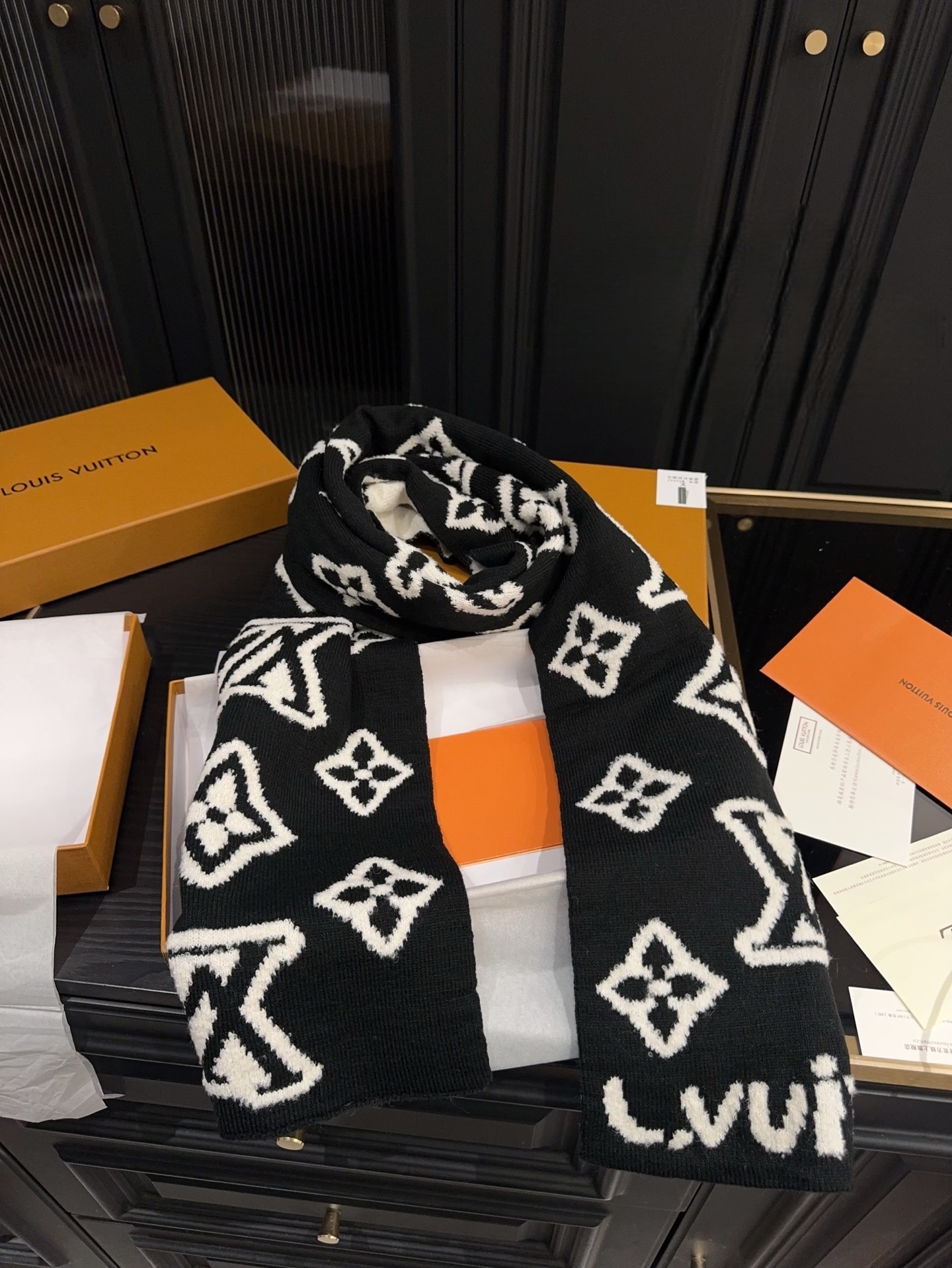 LOUIS VUITTON M96963 Monogram Blast Knitted Scarf