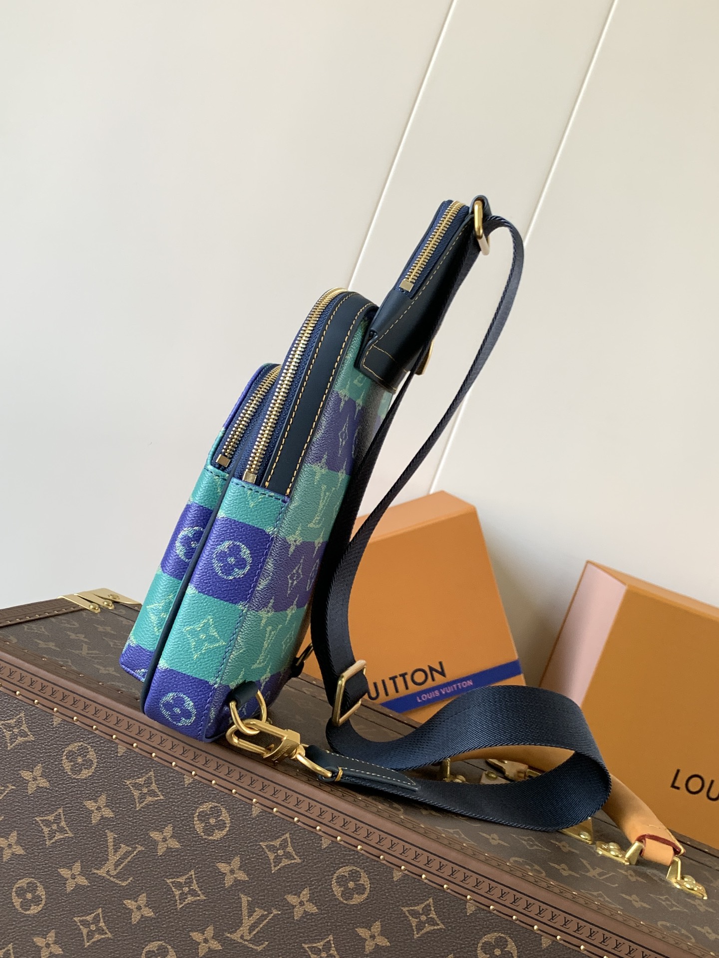 LV M26419 New Avenue Slingbag PM