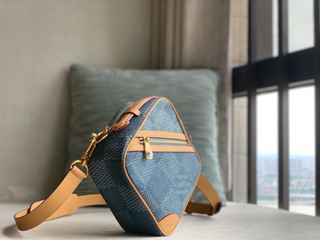 LOUIS VUITTON CHESS MESSENGER N40706