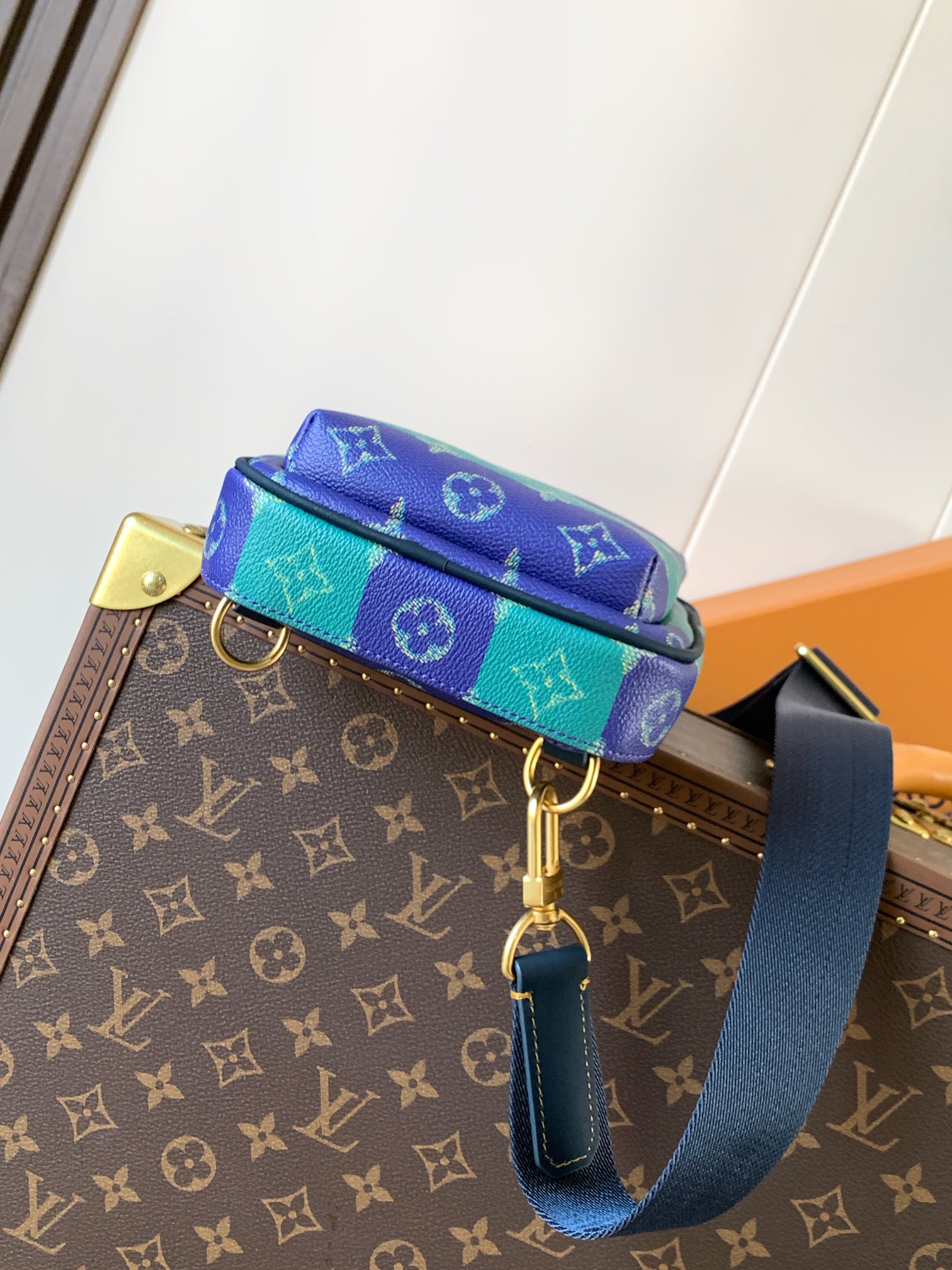 LV M26419 New Avenue Slingbag PM