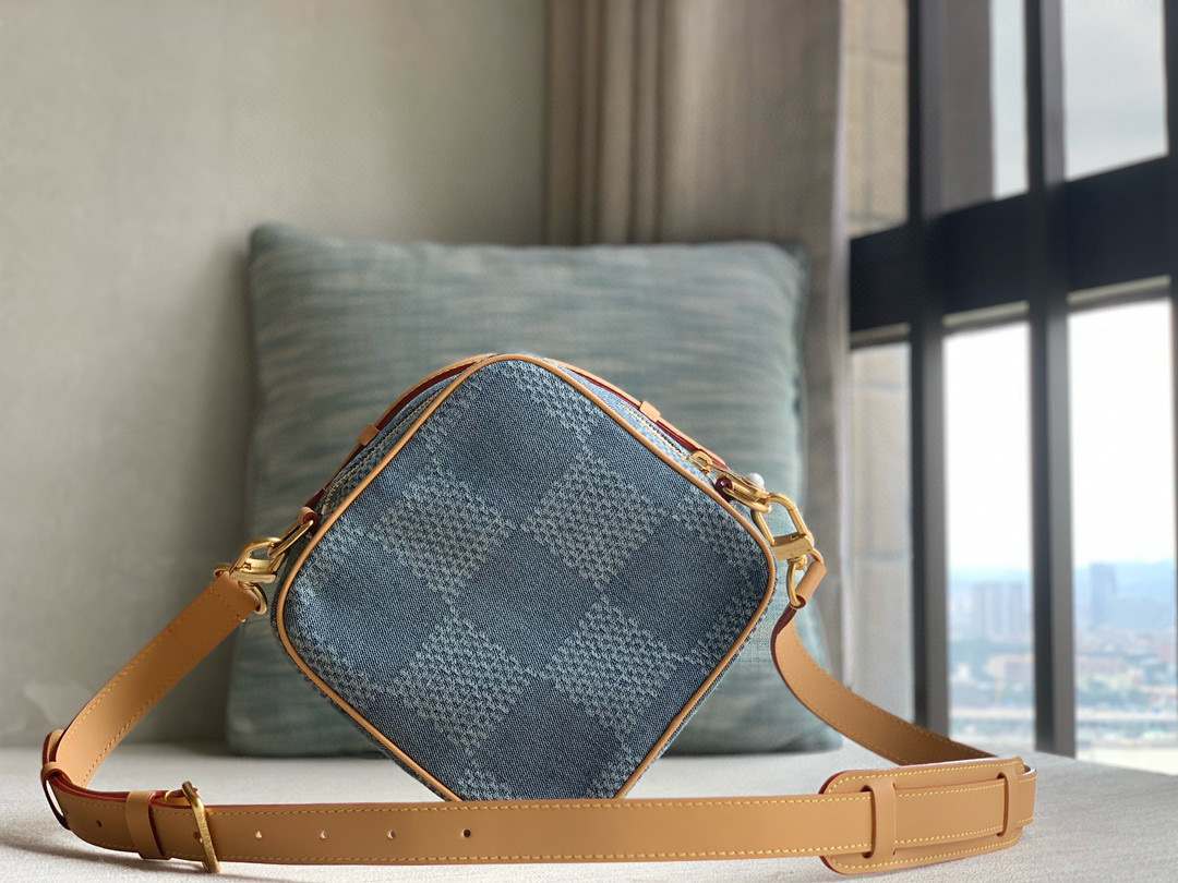 LOUIS VUITTON CHESS MESSENGER N40706