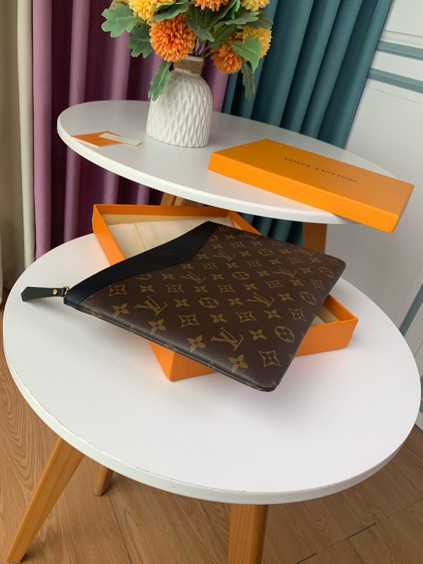 Louis Vuitton Monogram Black M62048 Daily Pouch