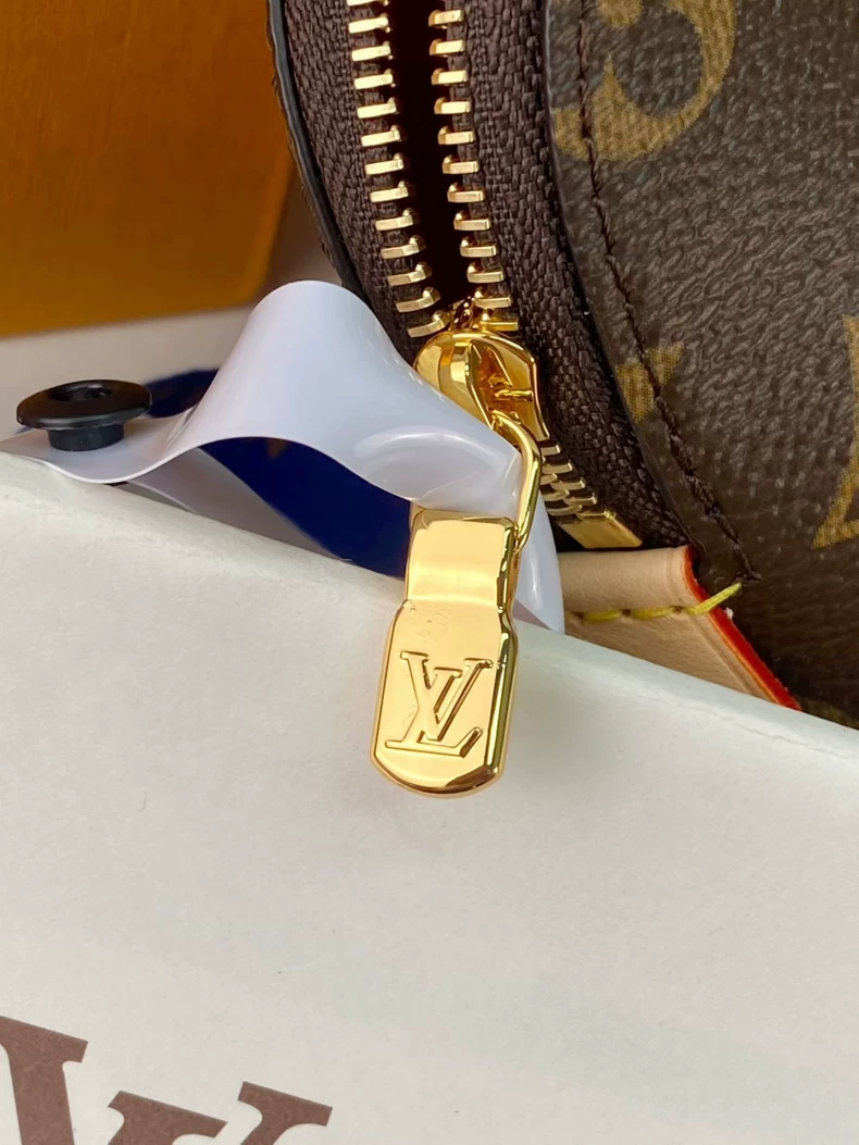 LOUIS VUITTON M15359 Cosmetic Pouch PM