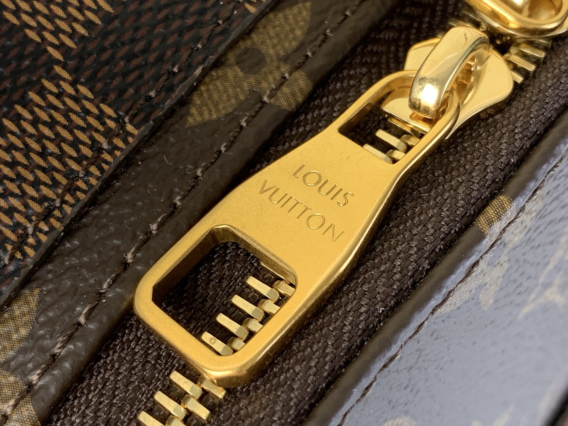 LV M26130 Discovery Backpack PM