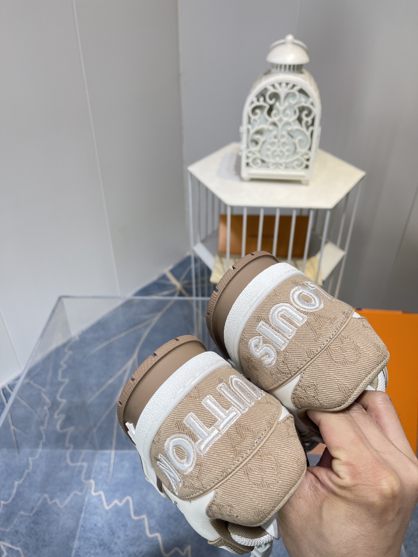 LOUIS VUITTON 1A9ZBW LV TRAINER