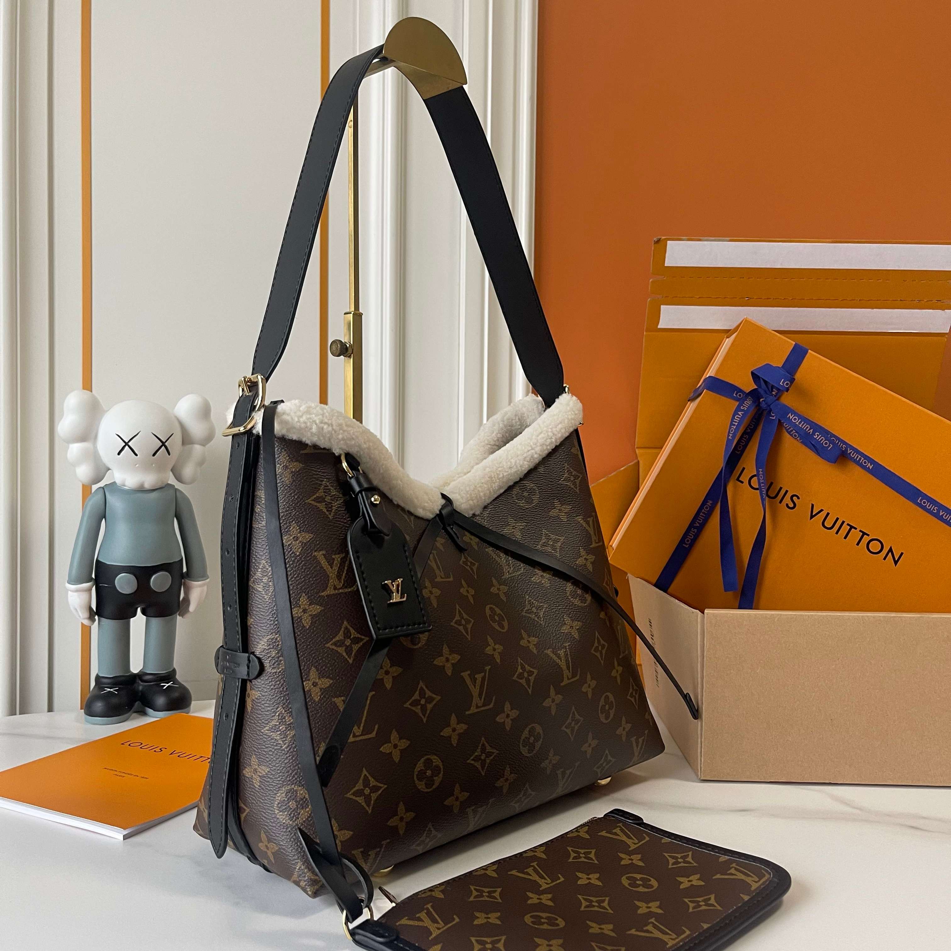LOUIS VUITTON CarryAII MM Handbag