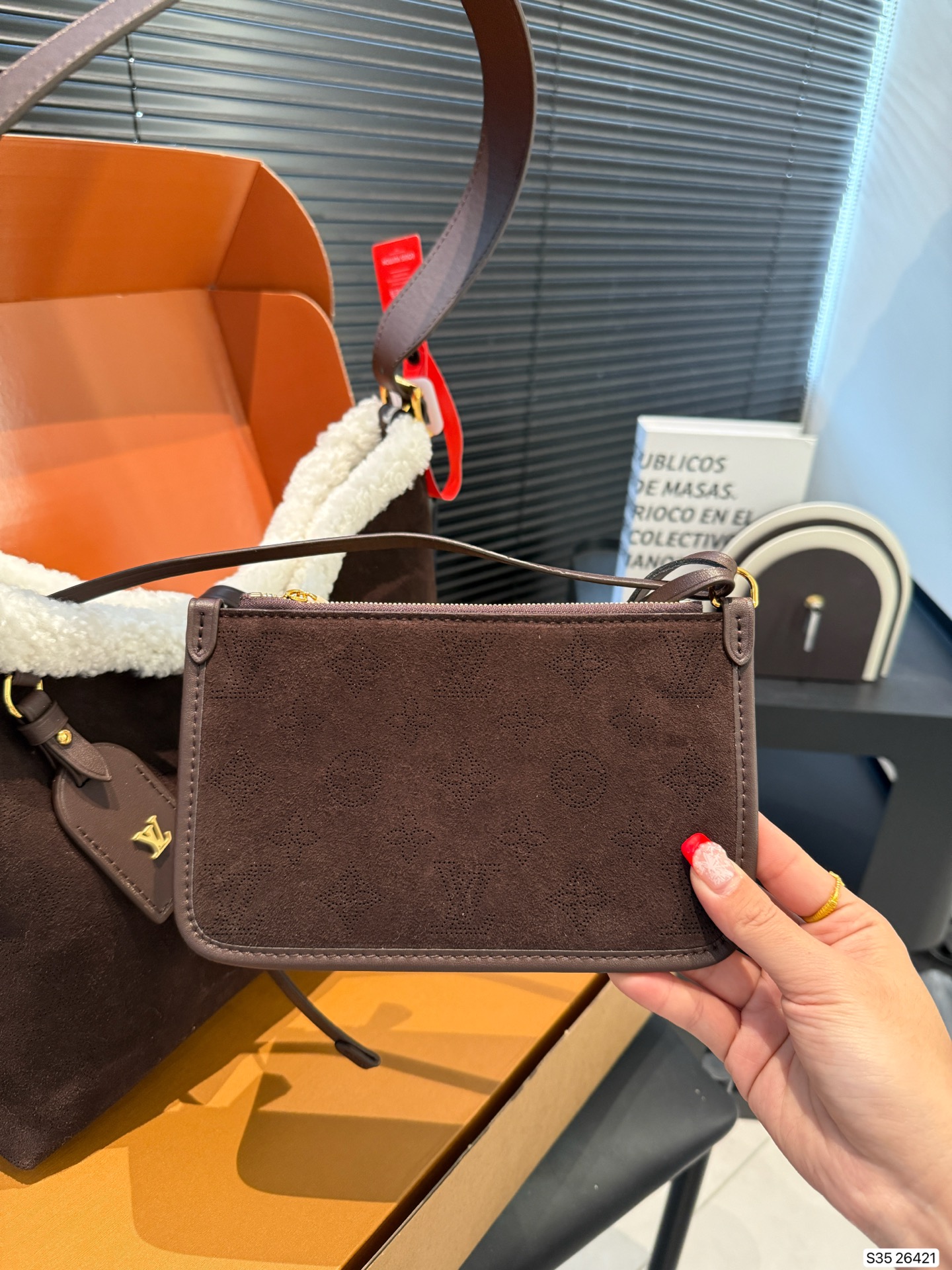 LOUIS VUITTON M26421 CarryAll PM