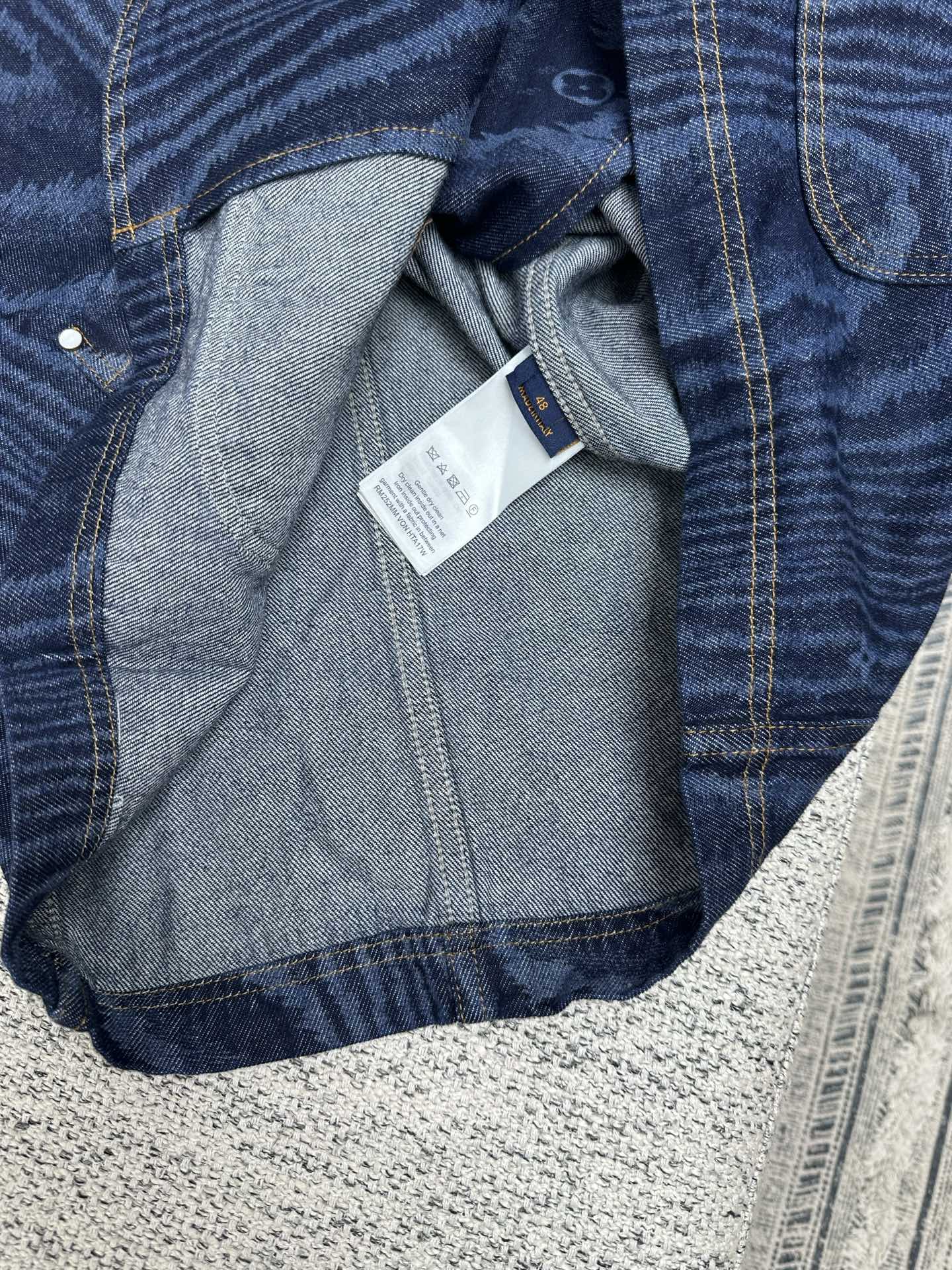 LOUIS VUITTON 1AHUXO Chic Collarless Denim Jacket