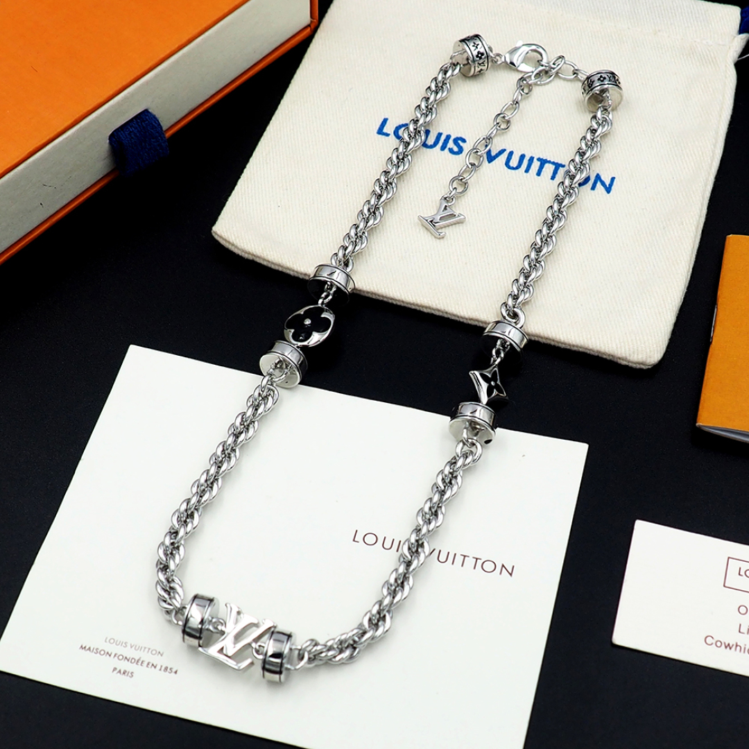 LOUIS VUITTON Wire Necklace