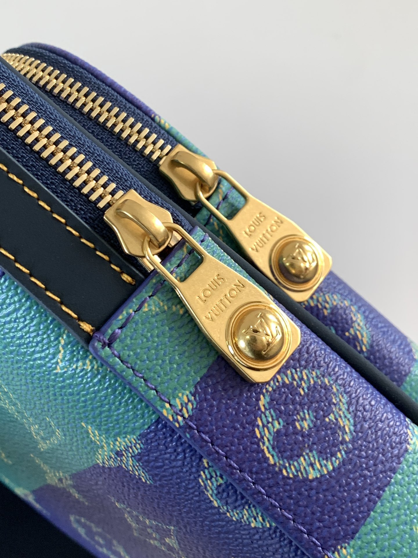 LV M26419 New Avenue Slingbag PM