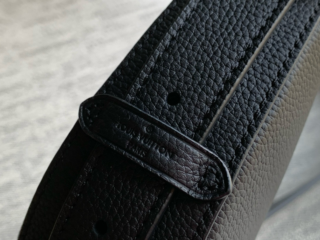 LOUIS VUITTON M11429 Low Key Bumbag