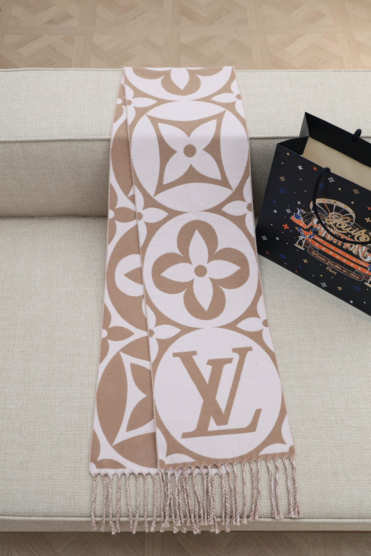 LOUIS VUITTON M79213 Medallion Scarf