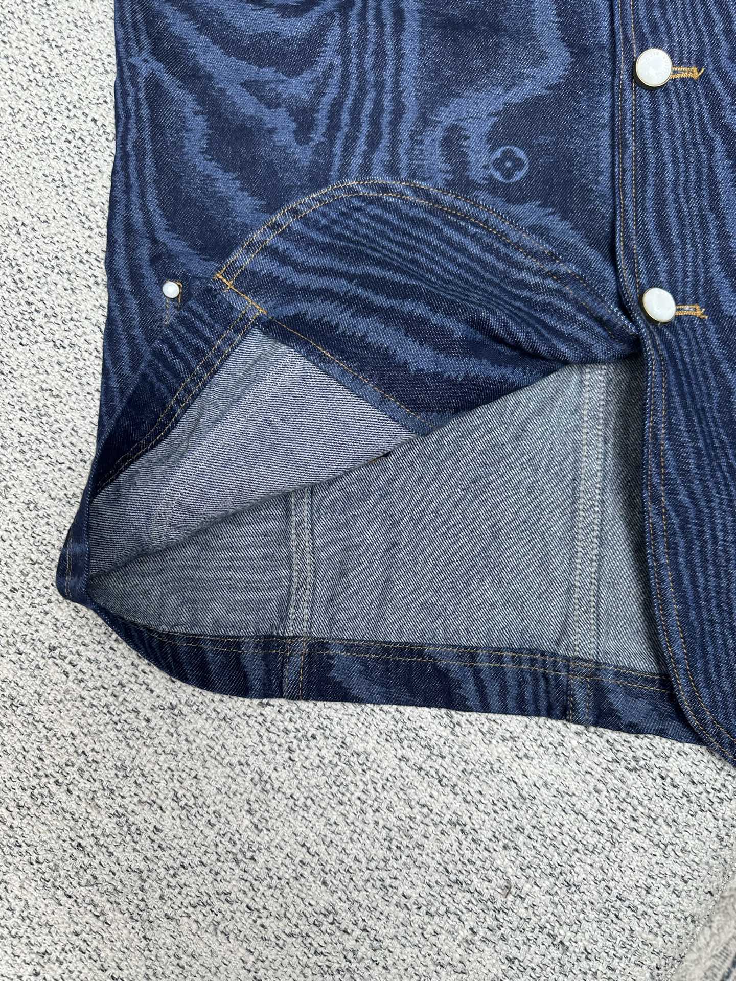 LOUIS VUITTON 1AHUXO Chic Collarless Denim Jacket