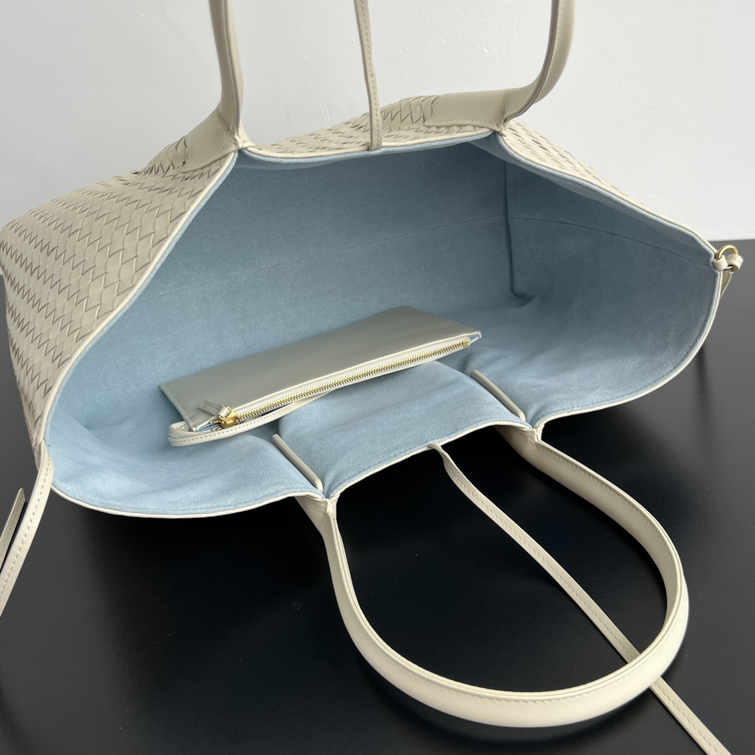 Bottega Veneta 2025 Early Spring Collection – Pinacoteca Medium Tote