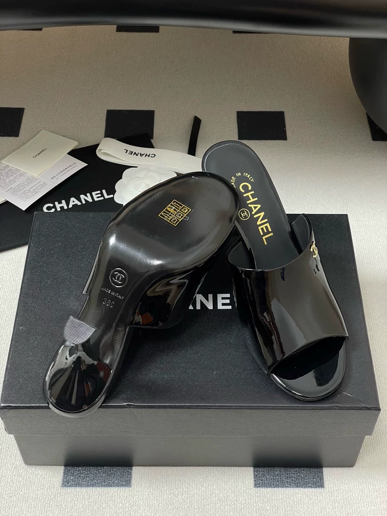 CHANEL Mules Patent Calfsk in Black