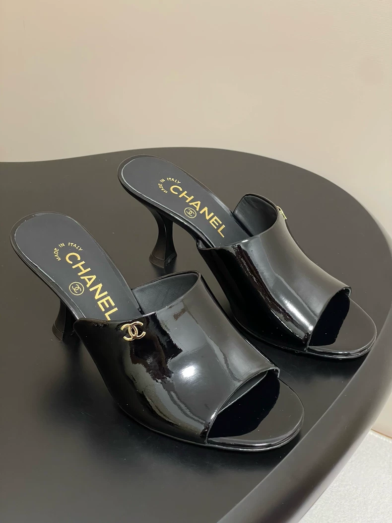 CHANEL Mules Patent Calfsk in Black