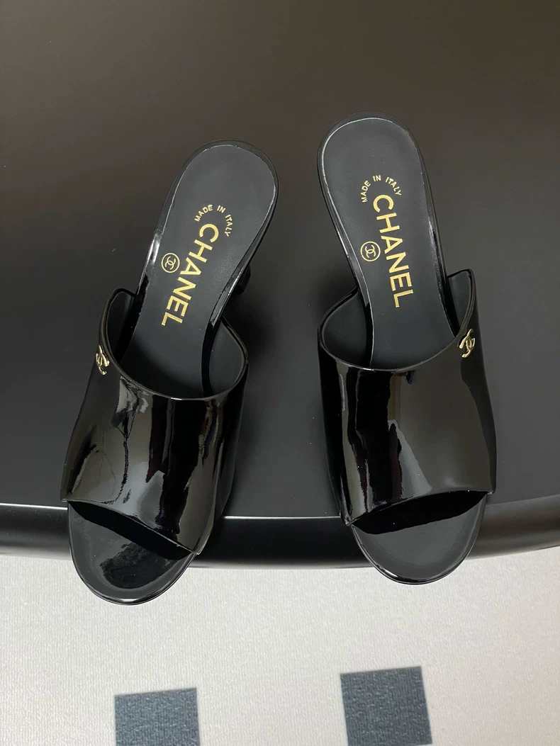 CHANEL Mules Patent Calfsk in Black