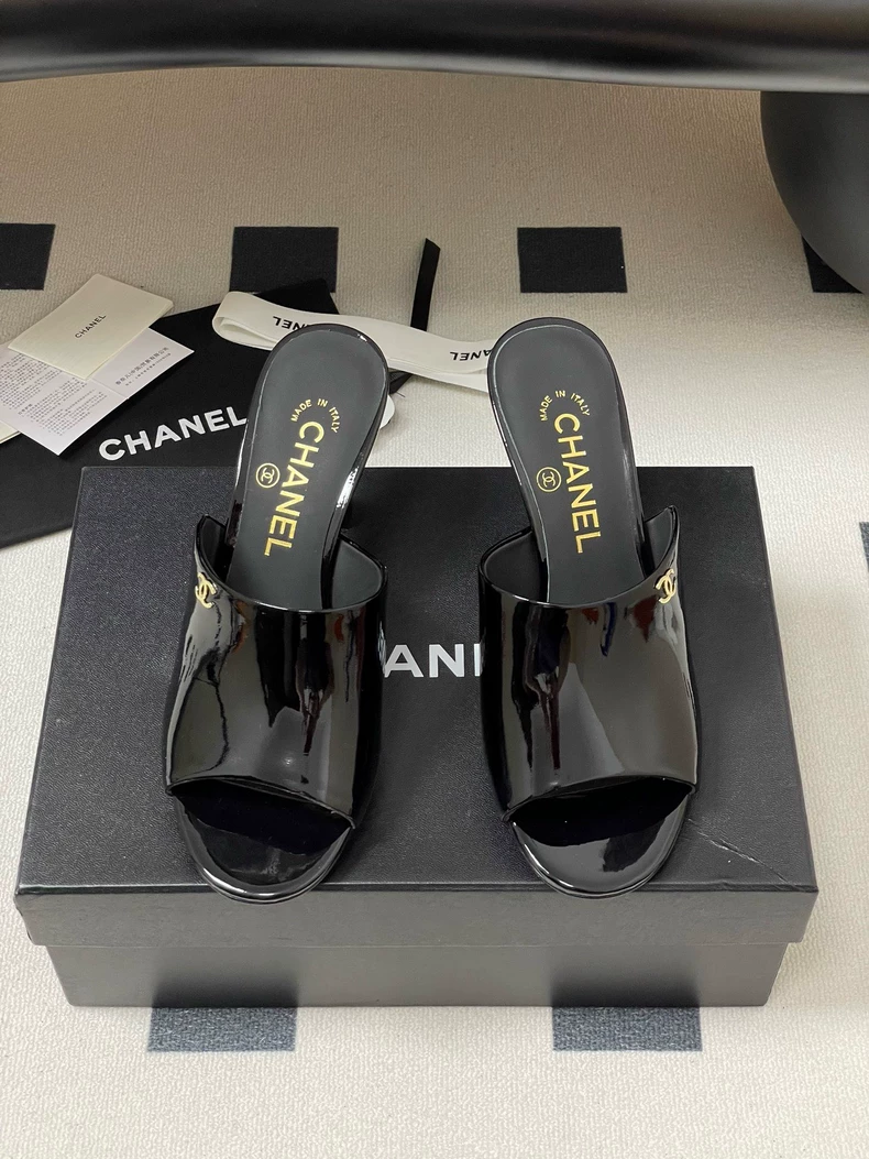 CHANEL Mules Patent Calfsk in Black