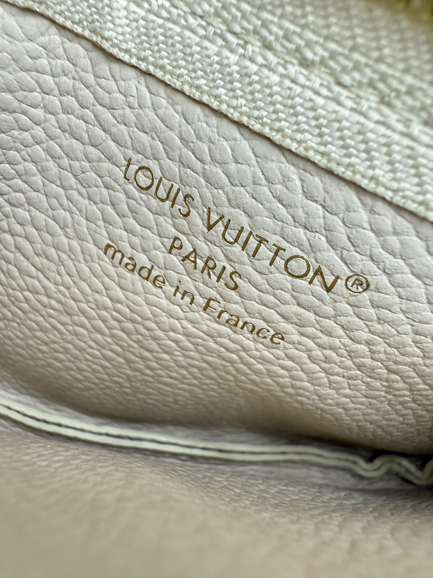 LOUIS VUITTON M25597 Key Pouch