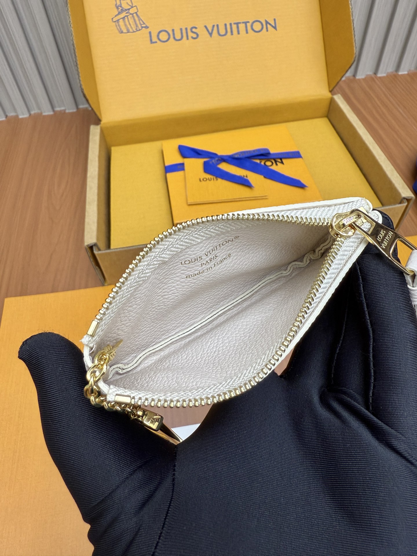 LOUIS VUITTON M25597 Key Pouch