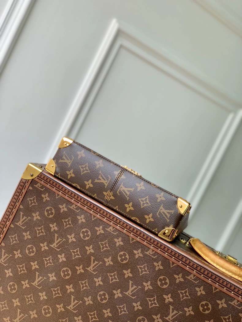 LOUIS VUITTON M27266 New Trunkie East West