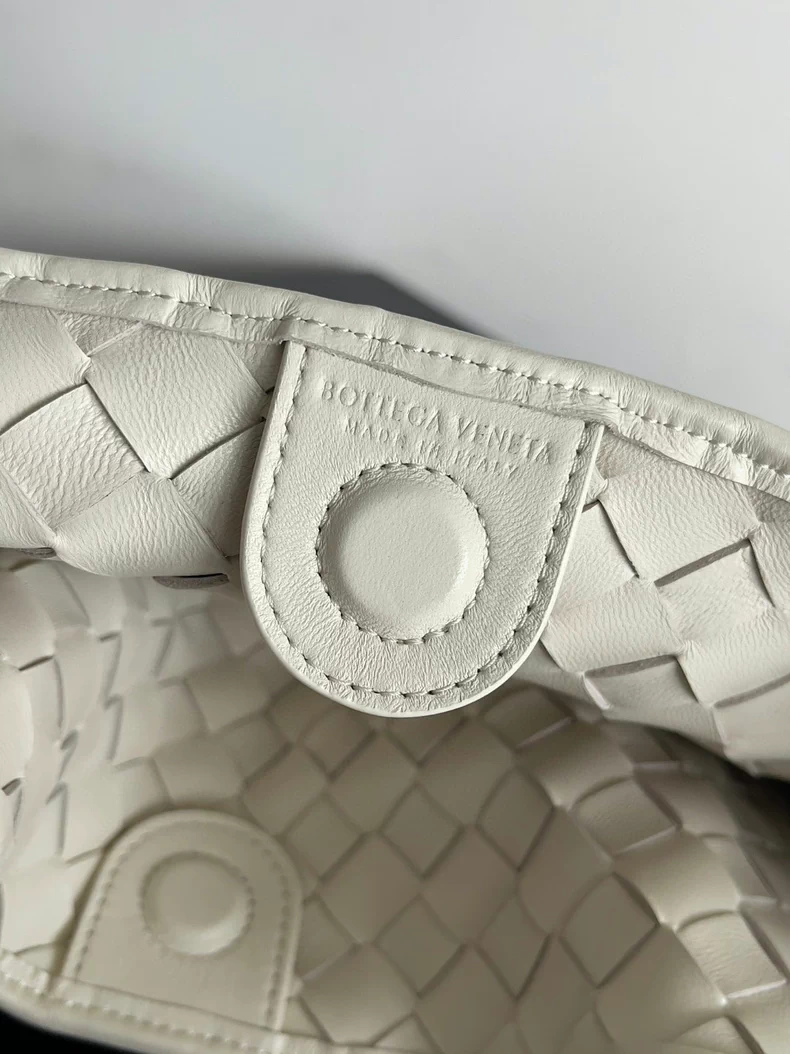 BOTTEGA VENETA intrecciato leather shoulder bag