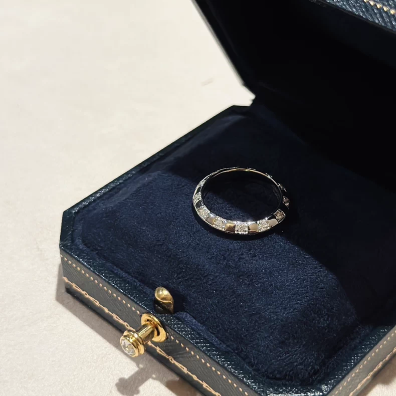 LOUIS VUITTON Q9Y55F Le Damier de Louis Vuitton Small Ring, White Gold and Diamonds