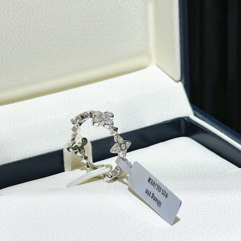 LOUIS VUITTON Q0H88F Dentelle Ring, White Gold And Diamonds