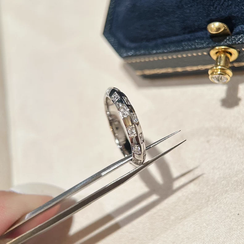 LOUIS VUITTON Q9Y55F Le Damier de Louis Vuitton Small Ring, White Gold and Diamonds