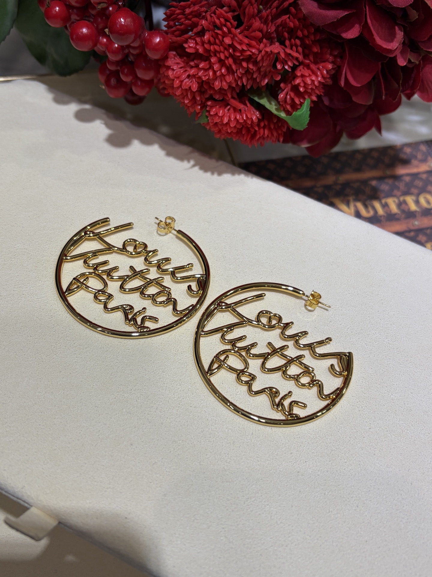 LOUIS VUITTON M03239 LV Script Earrings