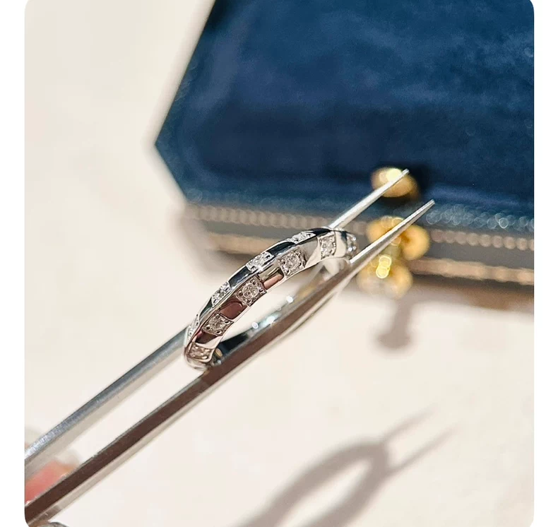 LOUIS VUITTON Q9Y55F Le Damier de Louis Vuitton Small Ring, White Gold and Diamonds