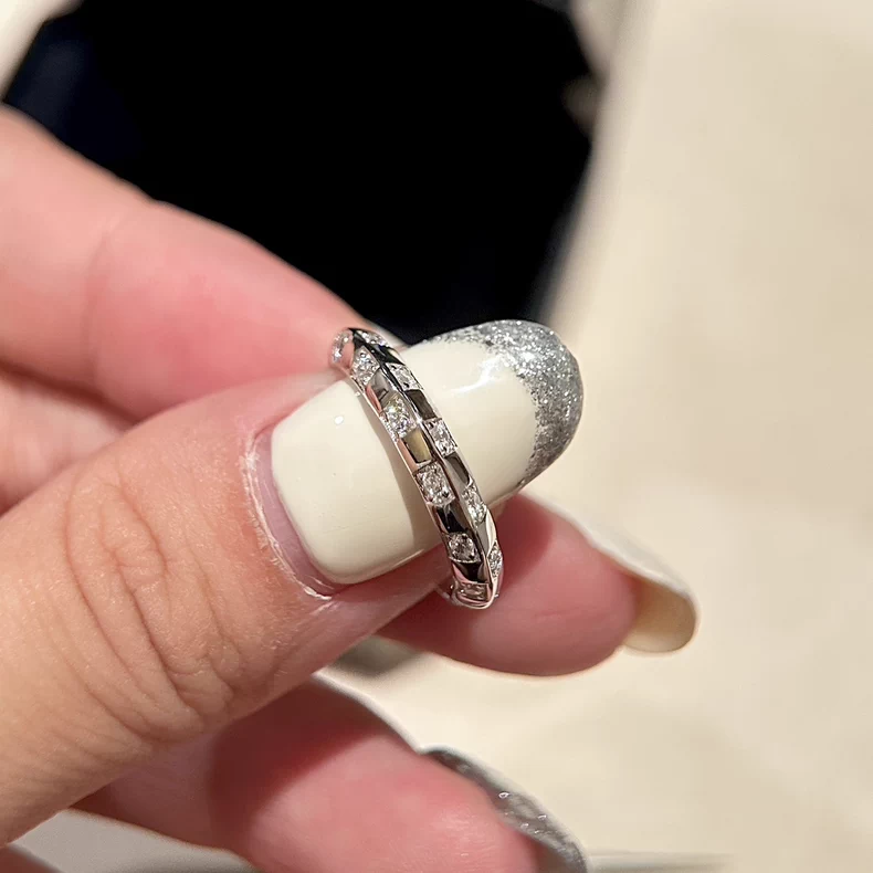 LOUIS VUITTON Q9Y55F Le Damier de Louis Vuitton Small Ring, White Gold and Diamonds