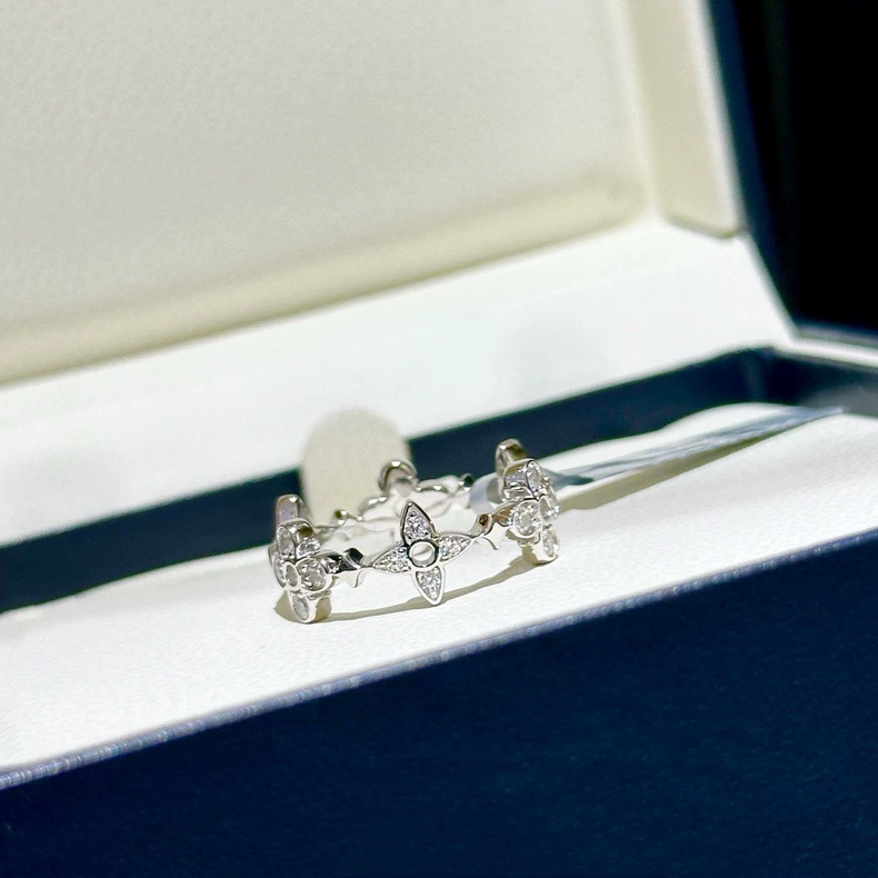 LOUIS VUITTON Q0H88F Dentelle Ring, White Gold And Diamonds