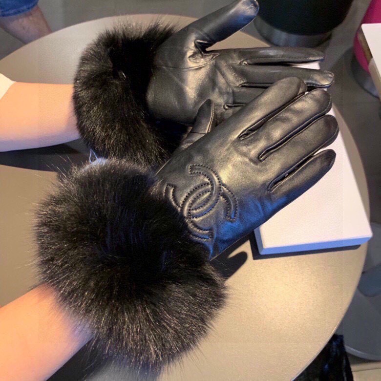 Chanel 2025 Autumn/Winter Fox Fur Leather Gloves – Touchscreen Compatible
