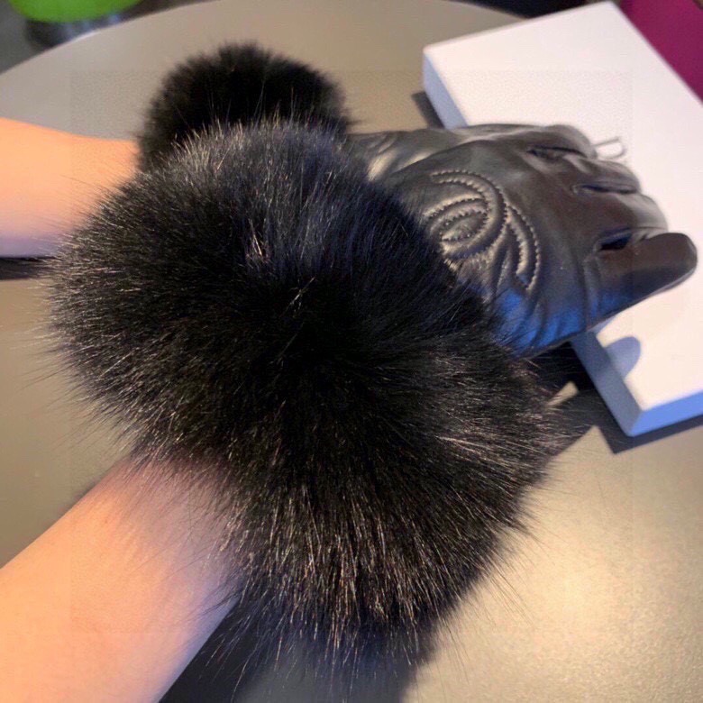 Chanel 2025 Autumn/Winter Fox Fur Leather Gloves – Touchscreen Compatible