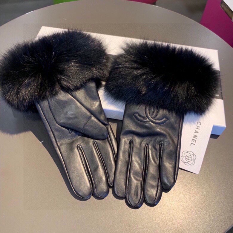 Chanel 2025 Autumn/Winter Fox Fur Leather Gloves – Touchscreen Compatible