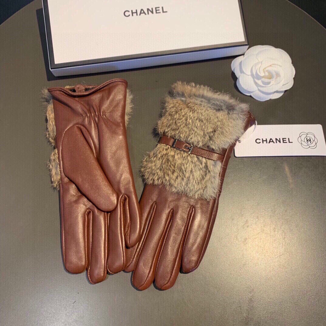 CHANEL Gloves in Lambskin