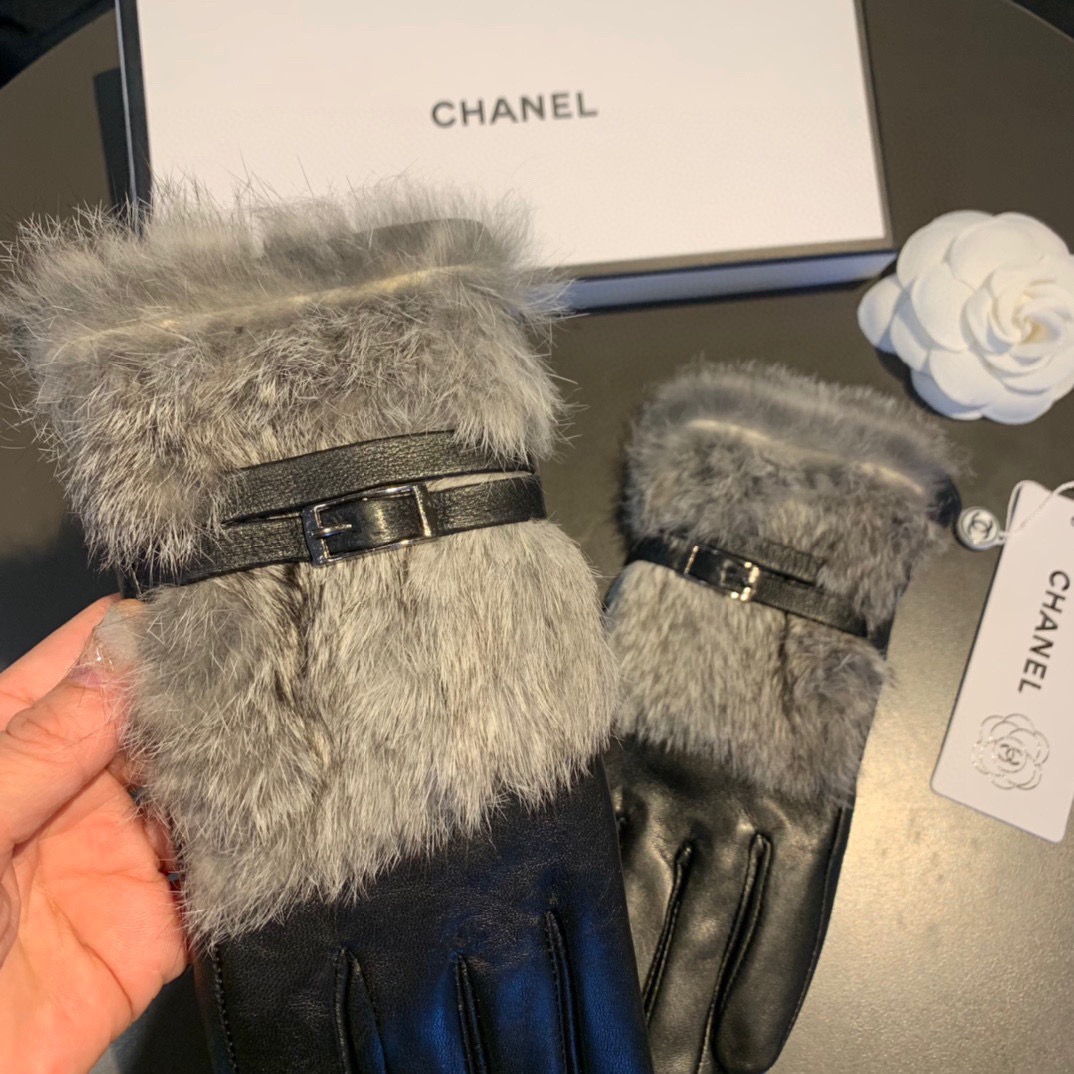 CHANEL Gloves in Lambskin