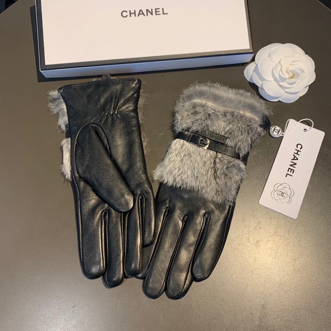 CHANEL Gloves in Lambskin