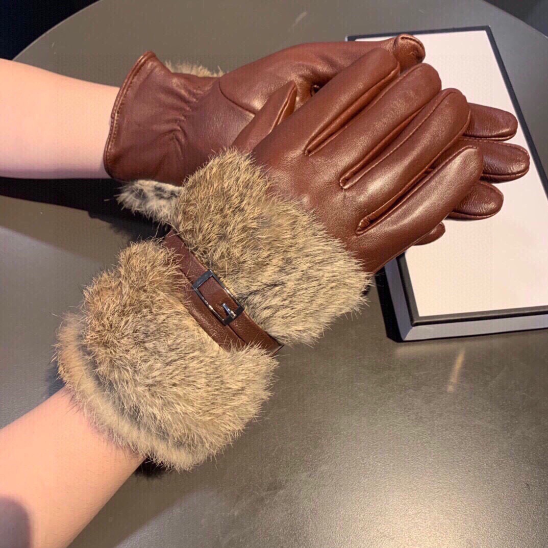 CHANEL Gloves in Lambskin