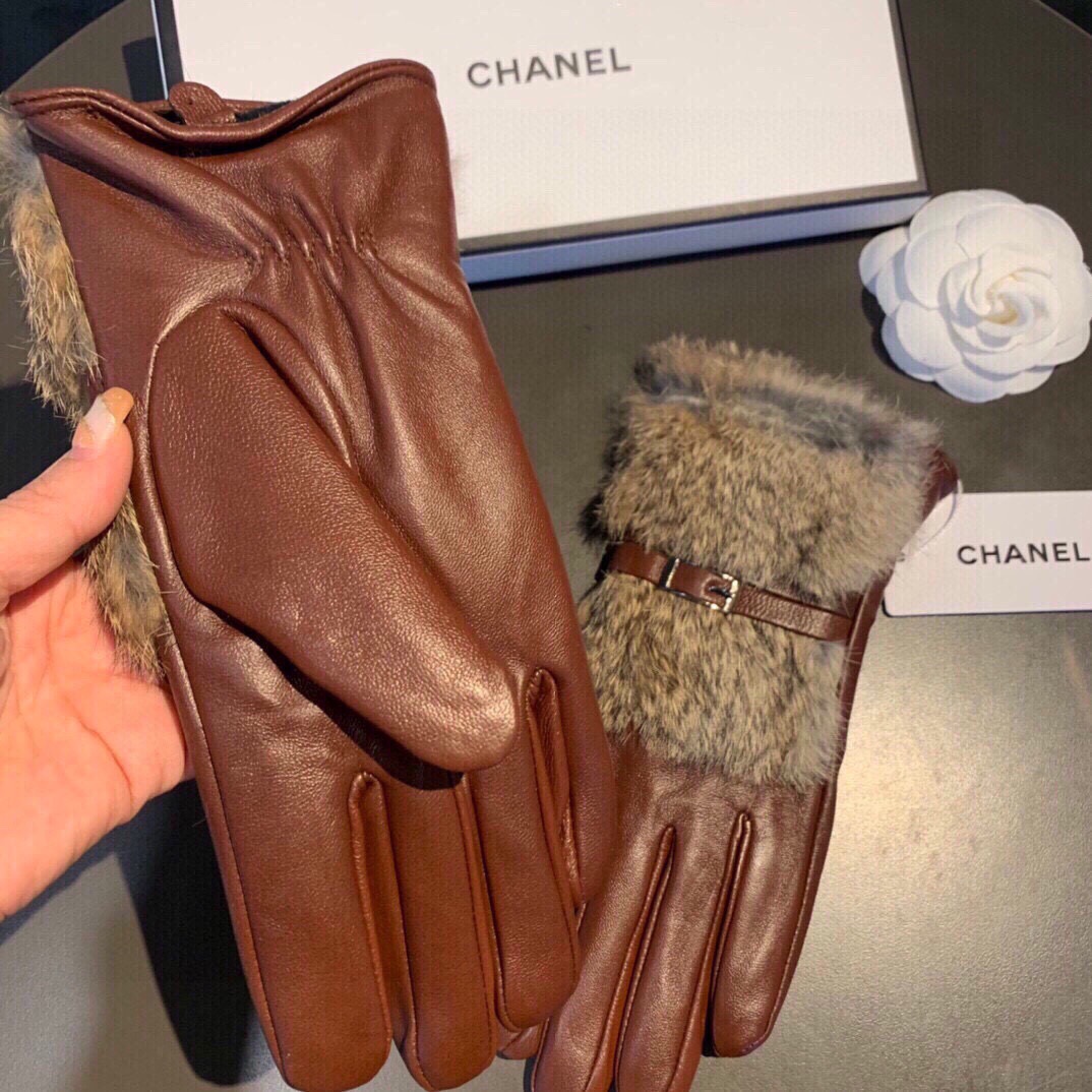CHANEL Gloves in Lambskin