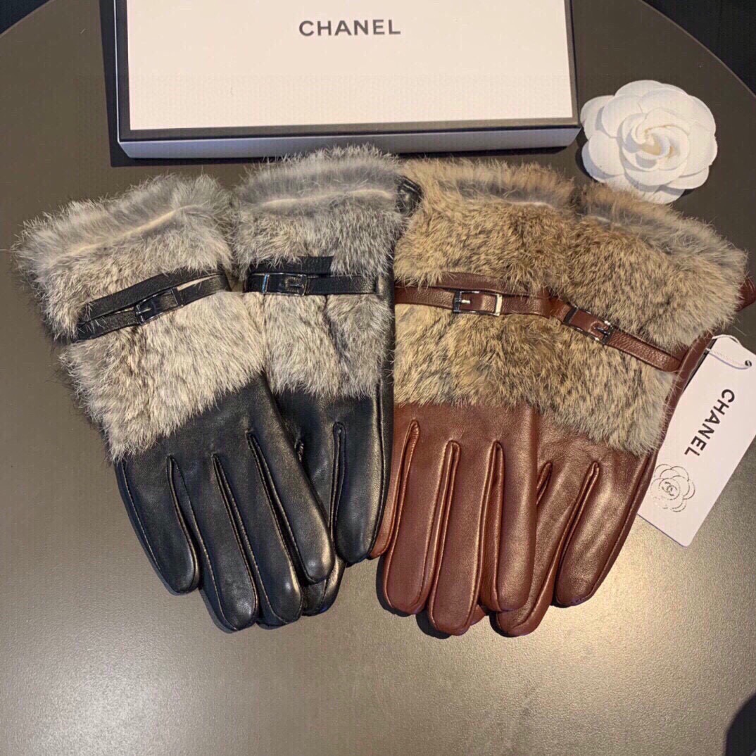 CHANEL Gloves in Lambskin