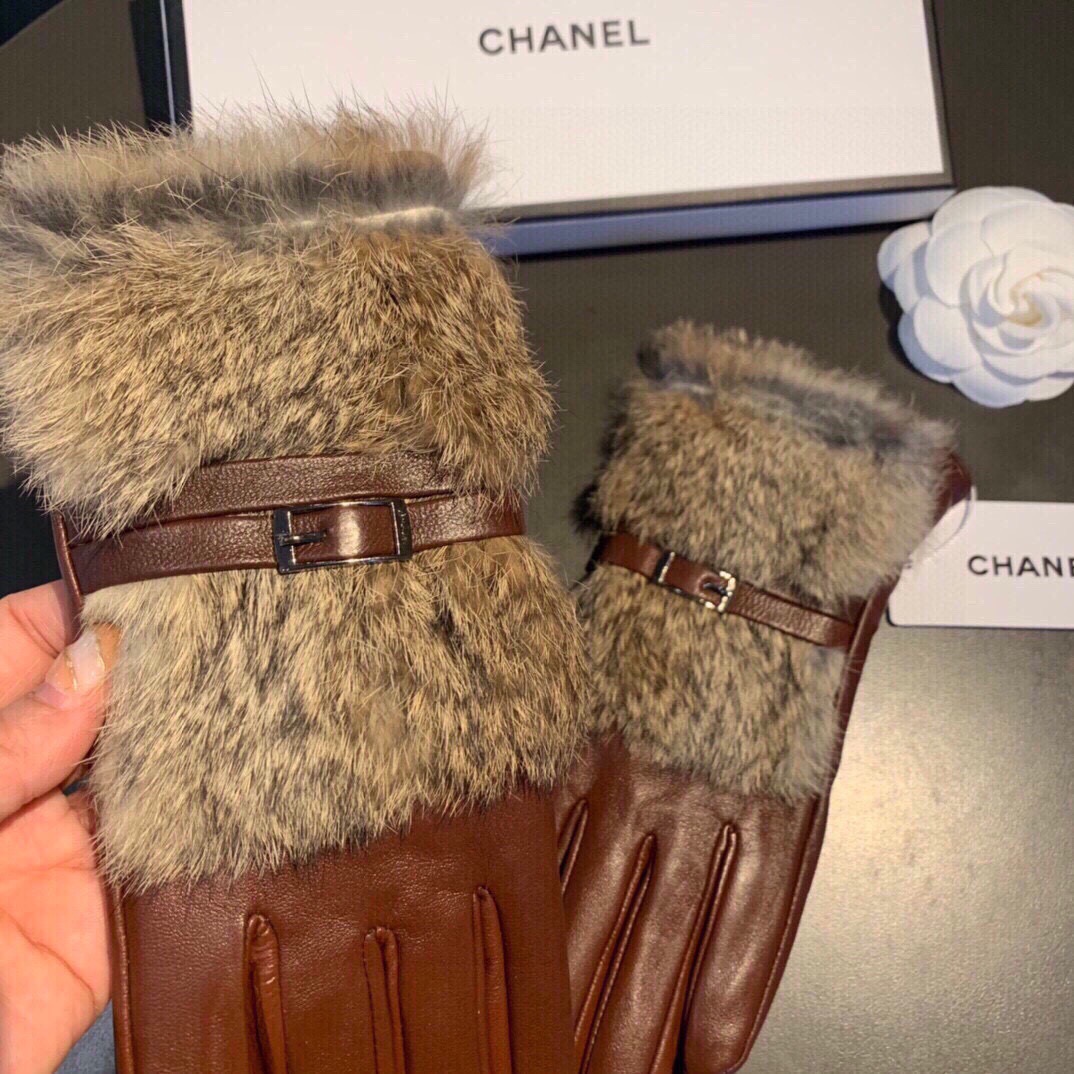CHANEL Gloves in Lambskin