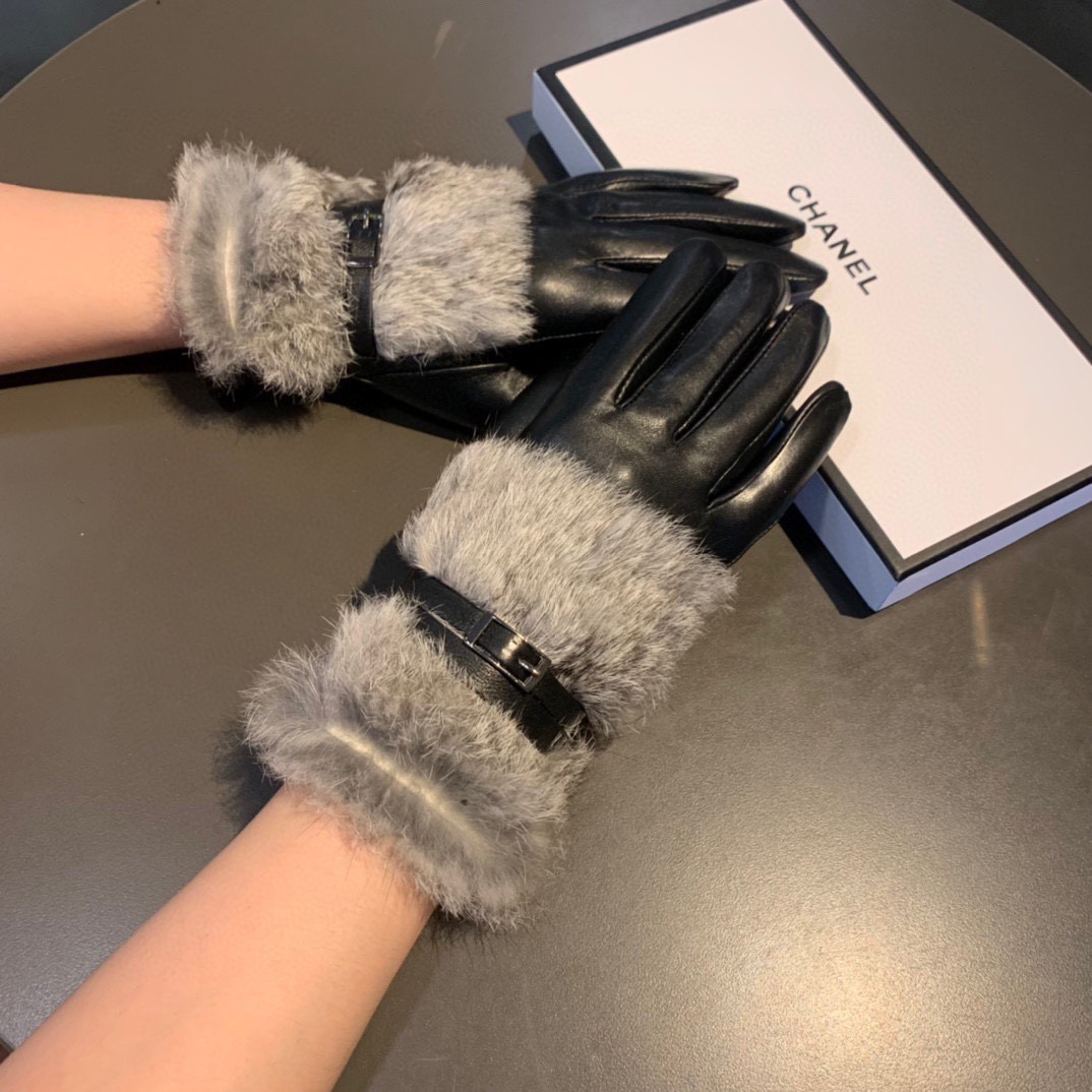 CHANEL Gloves in Lambskin